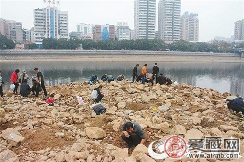 冒险！冒险韶城多名市民为淘古钱币下河床