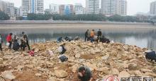 冒险！韶城多名市民为淘古钱币下河床