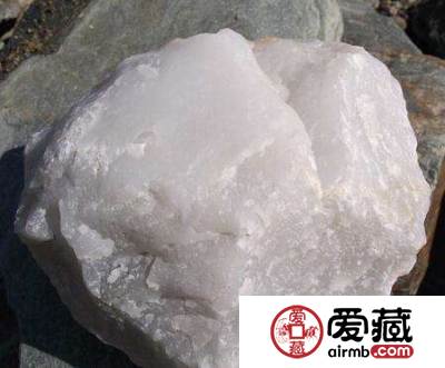 石英岩跟和田玉的区别在哪里