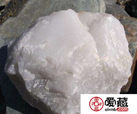 石英岩跟和田玉的区别在哪里