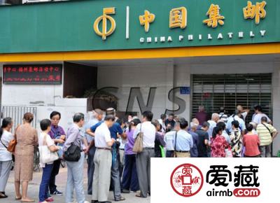 福州市民排队购买十九大纪念邮票