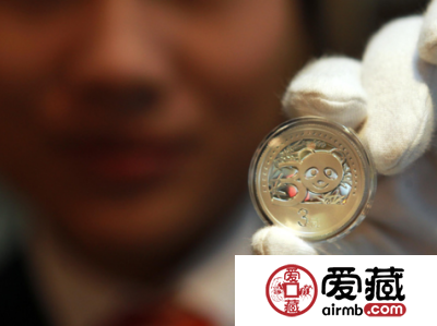 央行2018版熊猫金银纪念币在京亮相