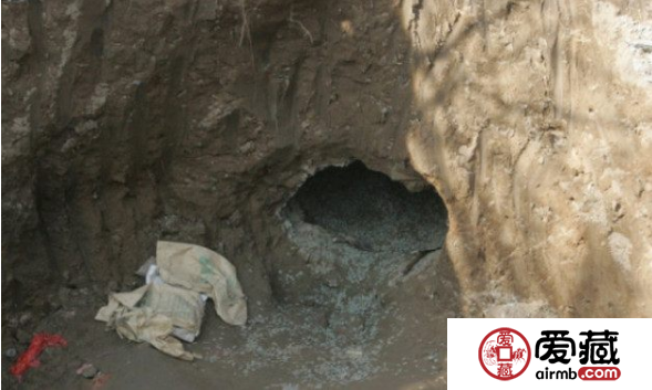 男子深山山洞发现大量古钱币