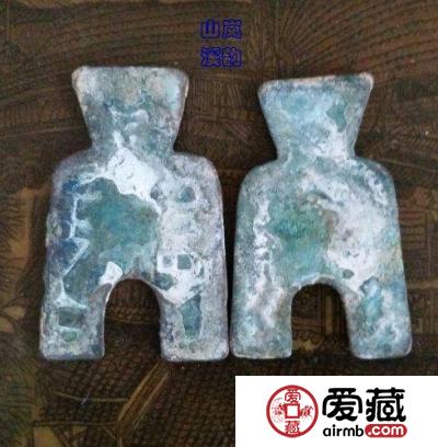 左稍大者，钱体较薄，高：60mm；脚宽：38mm；重：17.4克。