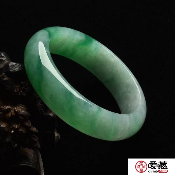 女人為什么要戴玉鐲，好處太多了?