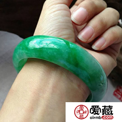 怎么鉴别玉手镯的好坏？玉手镯鉴定专家这么说