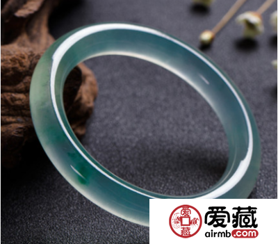 【挑选技巧】如何挑选一只美丽又适合自己的翡翠手镯呢？