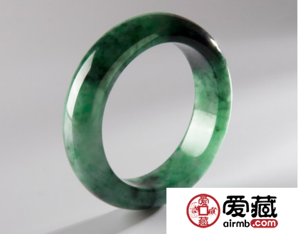 【挑选技巧】如何挑选一只美丽又适合自己的翡翠手镯呢？