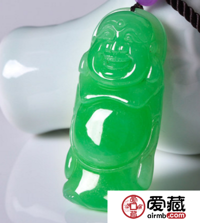 想买翡翠挂件送亲友，送礼如何挑选翡翠挂件好？