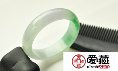冰种翡翠手镯价格是多少？其价格受到什么因素影响