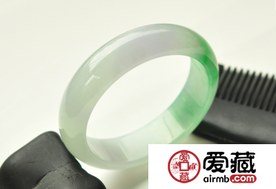 如何挑选好的翡翠手镯?挑选翡翠手镯有哪些注意点