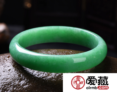如何挑选好的翡翠手镯?挑选翡翠手镯有哪些注意点