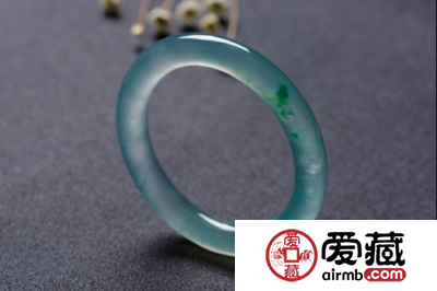 如何挑选适合自己的翡翠手镯
