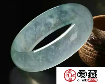 怎么判断极品翡翠手镯的价格?