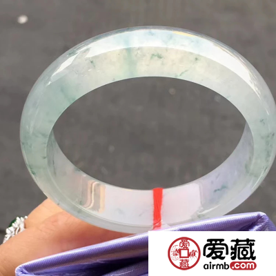 我们应该怎么养护翡翠手镯