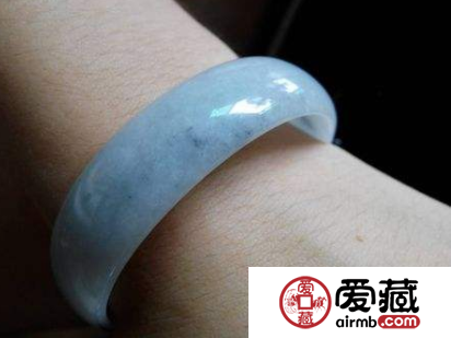 玉镯上有黑点是假货吗