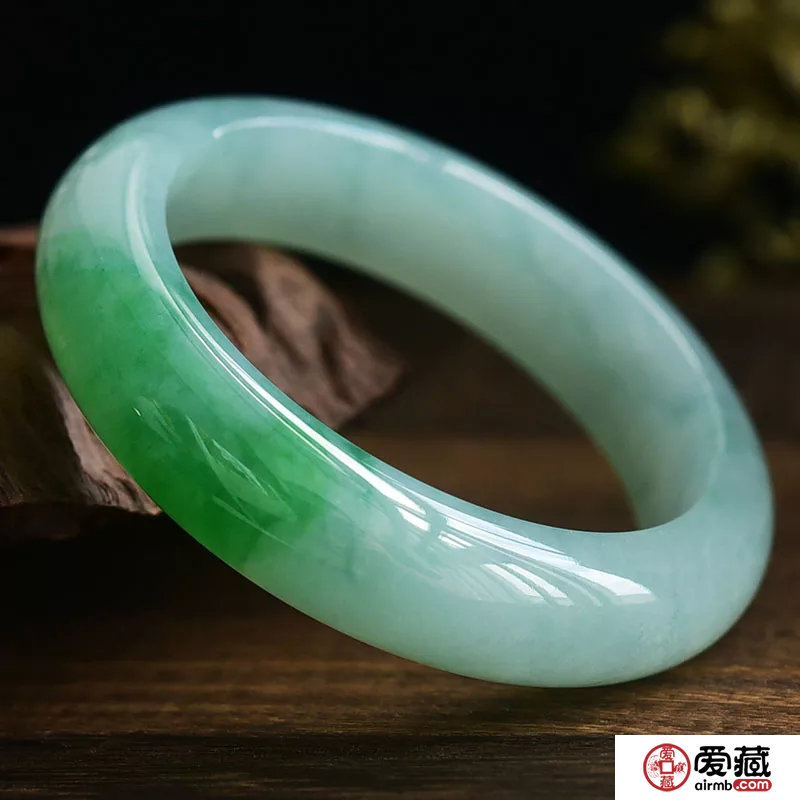 在养护翡翠手镯的过程中，我们应该注意什么