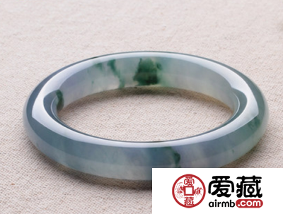 翡翠佩戴需要注意什么问题？翡翠如何跟着装搭配？