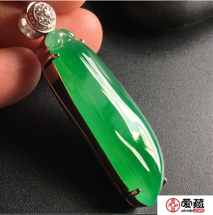 如何选择适合赠送亲友的翡翠挂件？