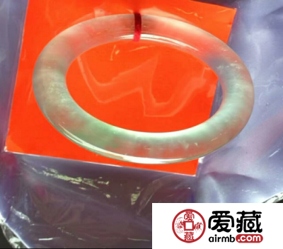 白玻璃种翡翠手镯的护养之道
