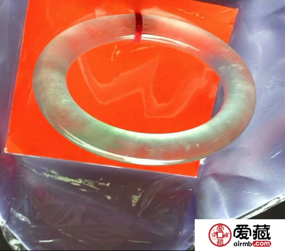 白玻璃种翡翠手镯的护养之道