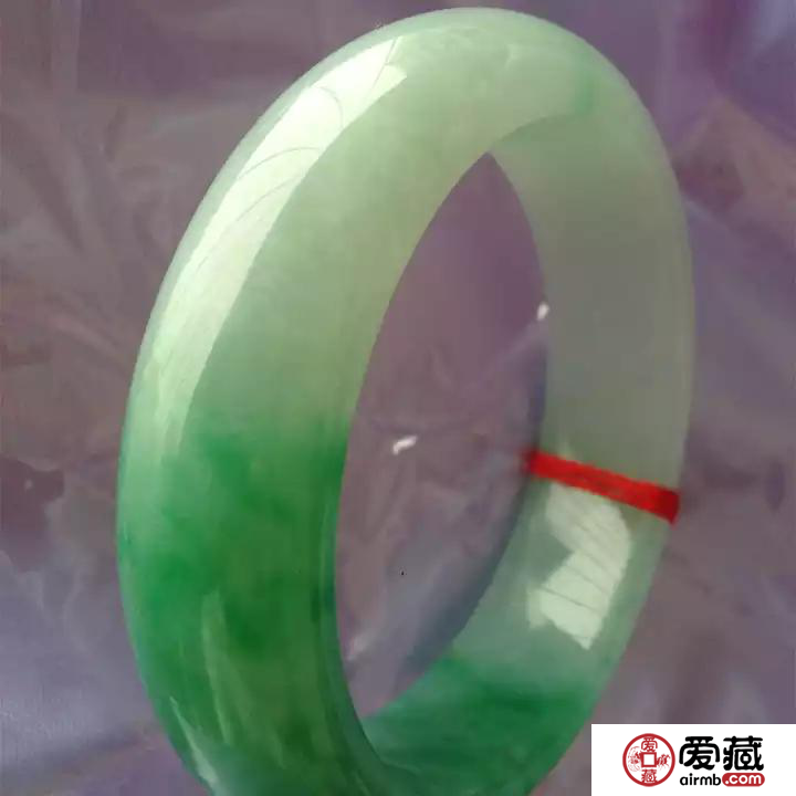 白底绿翡翠手镯如何？