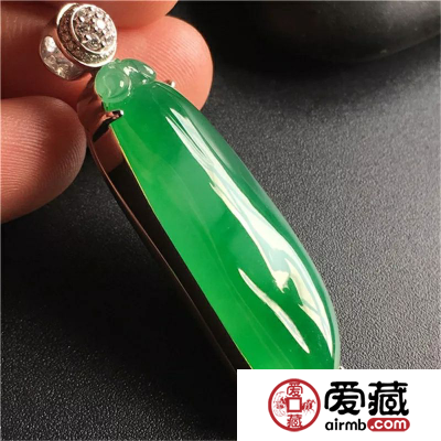 佩戴冰种翡翠福瓜吊坠的寓意
