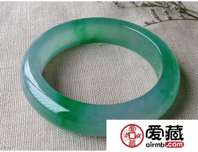 冰糯种春带彩翡翠手镯鉴赏价值高吗