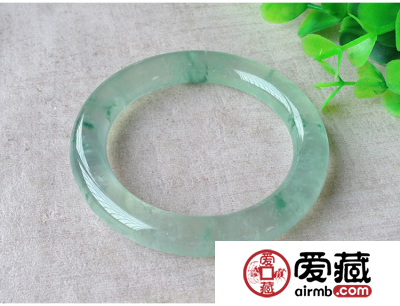 冰糯种翡翠挂件合适送给谁呢