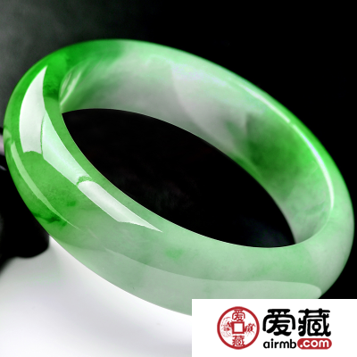 怎么鉴别翡翠手镯？这几招你一定要学会