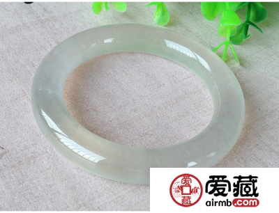 冰糯种翡翠项链如何搭配