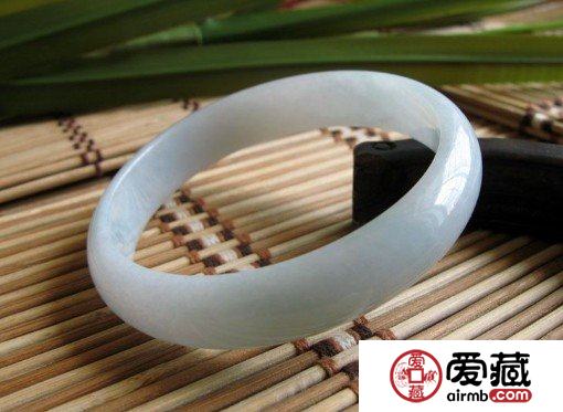 白糯种翡翠挂件合适送给哪些人群佩戴