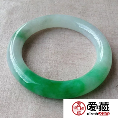 什么是白底青翡，白底青翡价格是多少