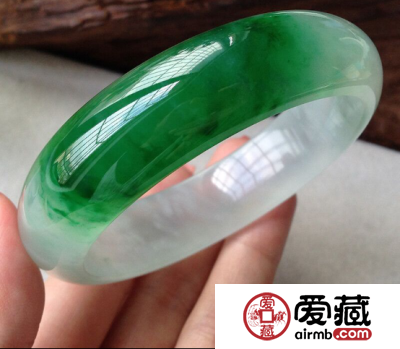 怎样鉴别翡翠手镯呢？学会这些你也能够简单鉴别
