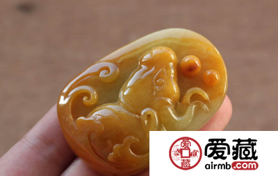 美丽的冰糯种和冰种翡翠