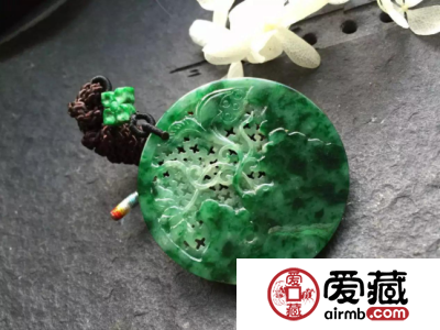 美丽的冰糯种和冰种翡翠