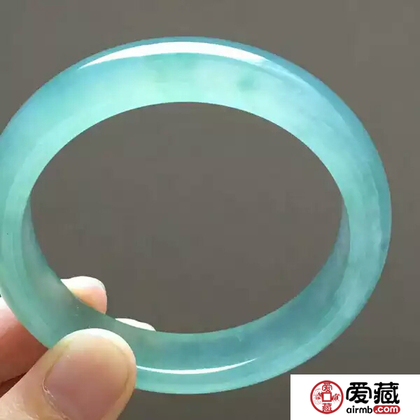 冰蓝水翡翠镯子的鉴别