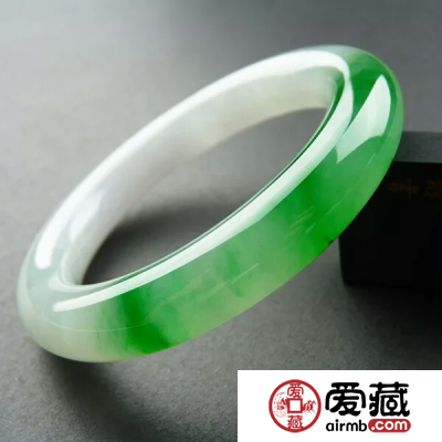 冰绿翡翠手镯的价格受什么影响