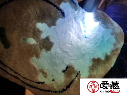 冰種翡翠原石和糯冰種、準(zhǔn)冰種之間的比較