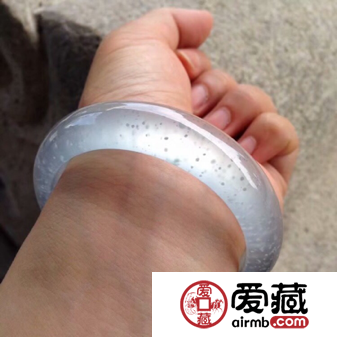白冰种翡翠手镯市场价受哪些因素影响？