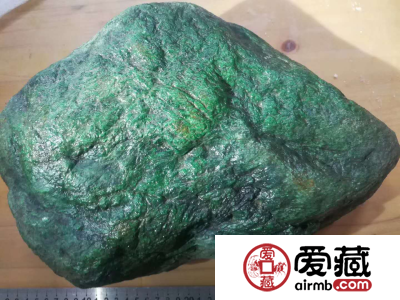 翡翠原石送人好吗，怎么挑选翡翠原石？