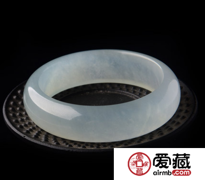 水种翡翠送人好吗，选择它送人的理由有哪些?