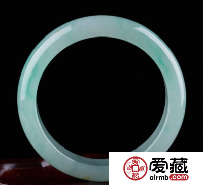 晴水翡翠送人好吗，晴水翡翠的优势有哪些？