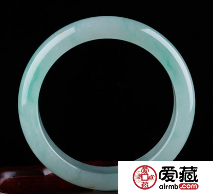 晴水翡翠送人好吗，晴水翡翠的优势有哪些？