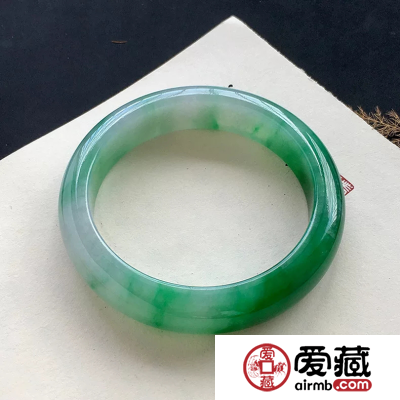 如何辨别翡翠手镯，你都知道什么？