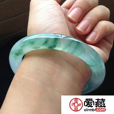 清水出芙蓉，天然去雕饰。清新脱俗的芙蓉种翡翠市场价知多少