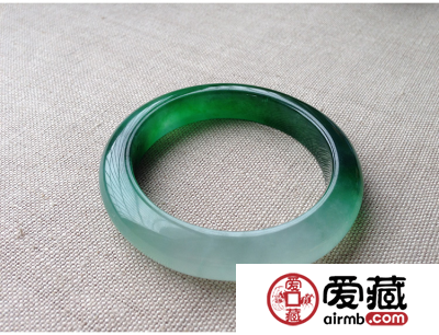 翡翠手镯春带彩多少钱