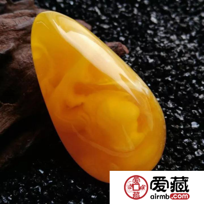 为什么蜜蜡会变色？还会变老？