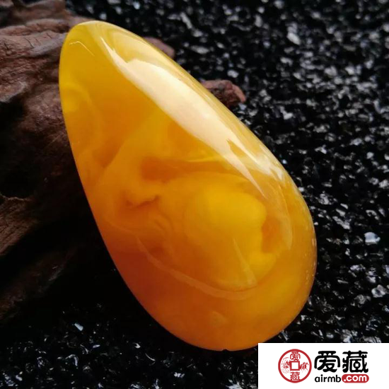 为什么蜜蜡会变色？还会变老？