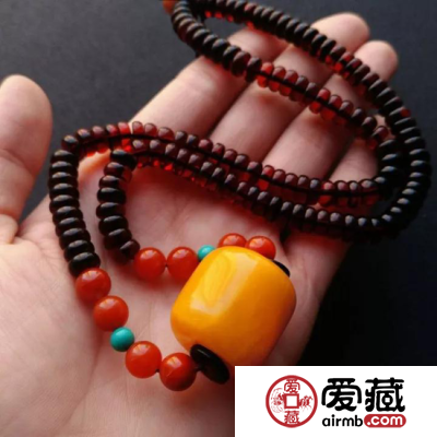 为什么蜜蜡会变色？还会变老？